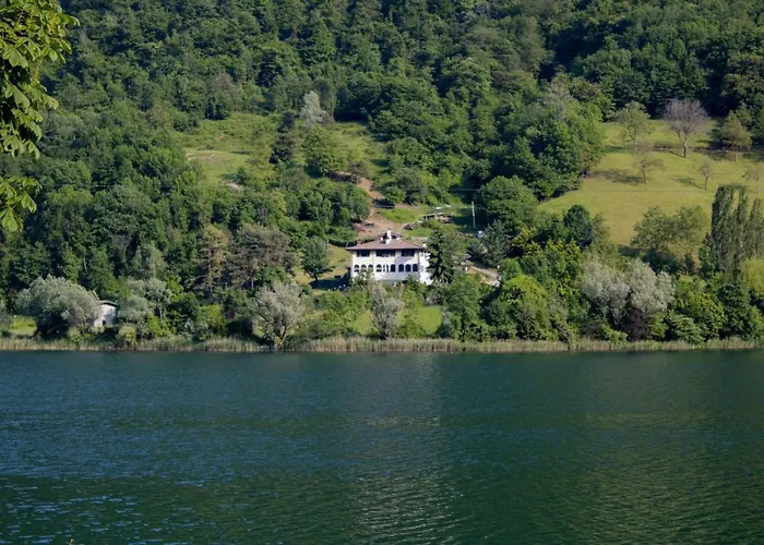 Un Nido Sul Lago